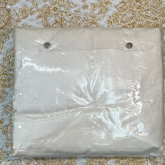 Wamsutta Queen Flat Sheet in Cream - Picture 3 of 4